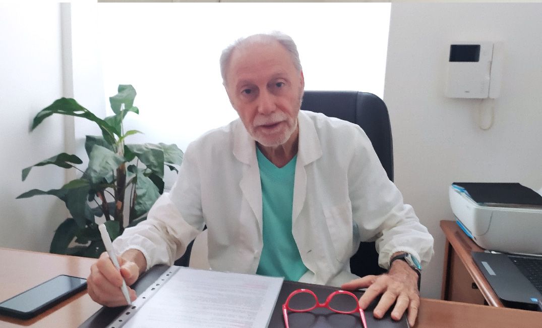 Dr. Sandro Massimo Viglino nel suo studio