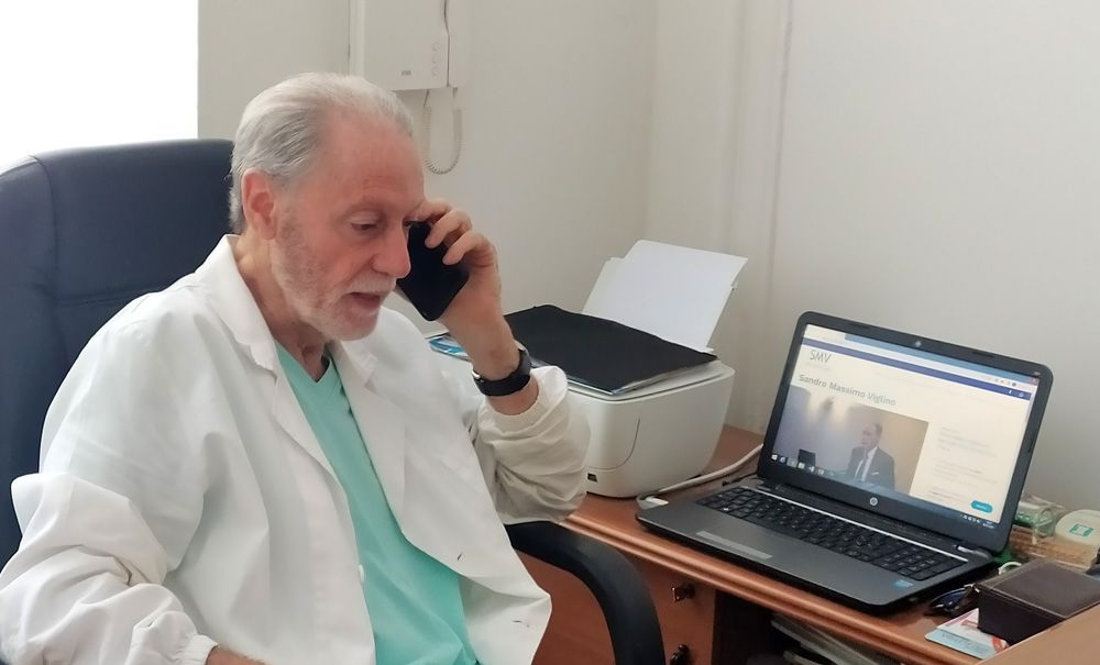 Dr. Viglino al telefono con paziente